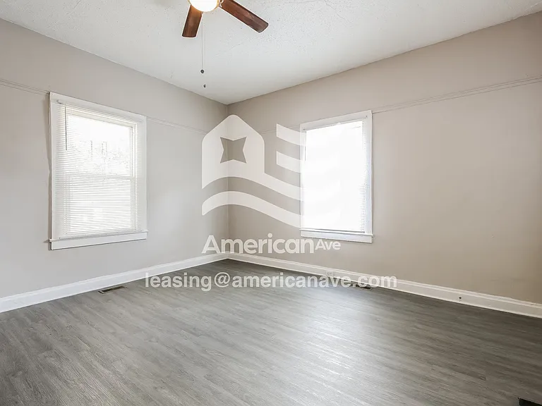 1228463_004_wm_-_living_room_13185102.jpg