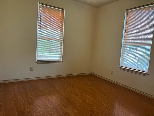 504 W Moore St — Photo 11