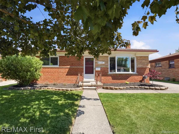 21213 Centennial St, Saint Clair Shores, MI 48081