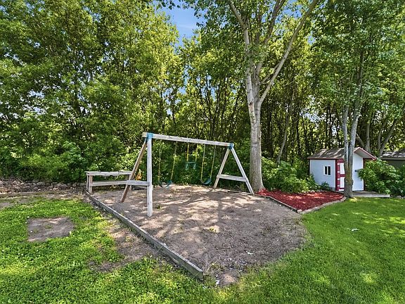 4th image of 1306 Iris Ln NE