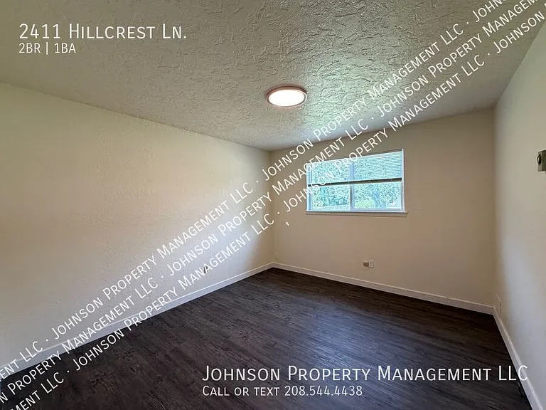 2411 Hillcrest Ln — Photo 5
