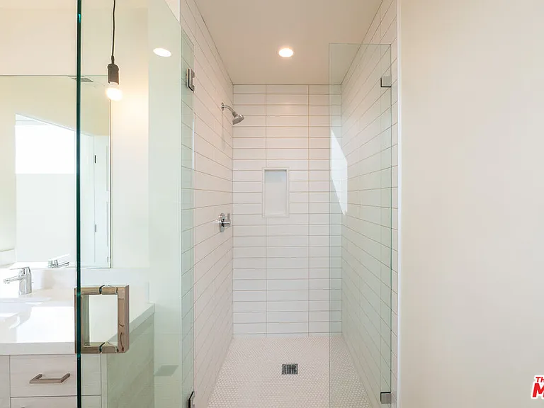 747 Lillian Way #8 — Photo 24