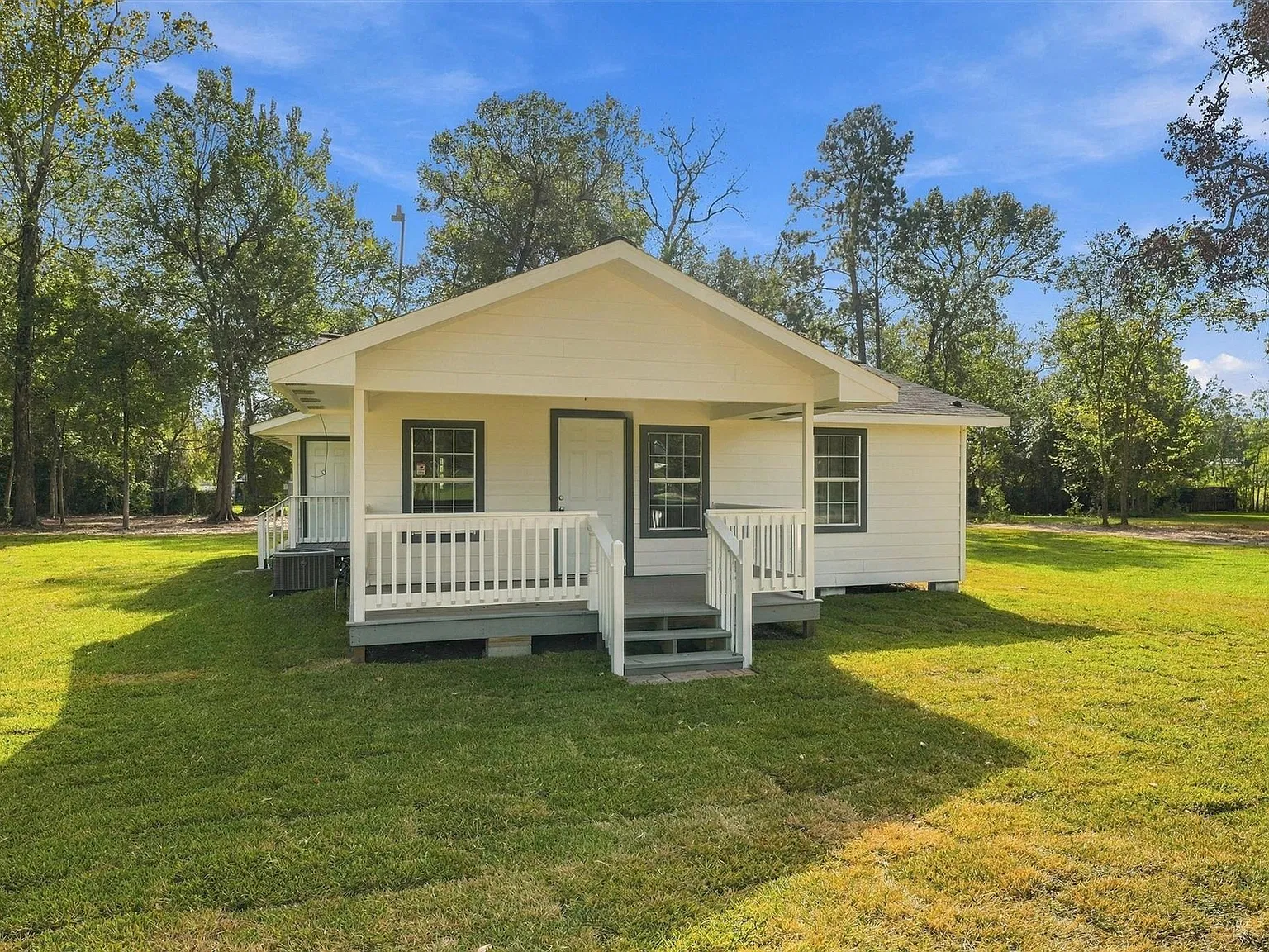3 bed, 2.0 bath, 1080 sqft, $1,700 — Photo 3