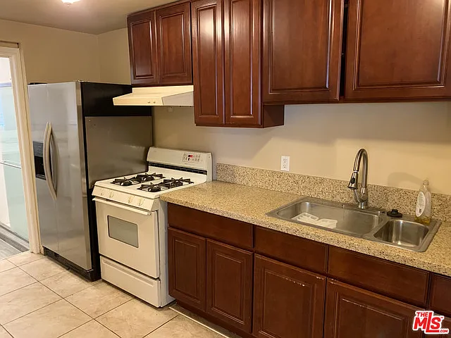 3 bed, 2.0 bath, 814 sqft, $3,020 — Photo 3