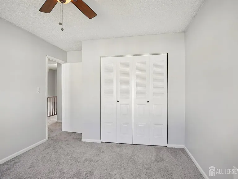 204 Hampshire Ct — Photo 15
