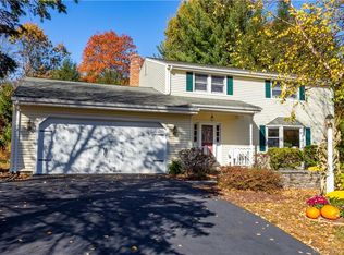 11 Dominique Ln, Simsbury, CT 06070