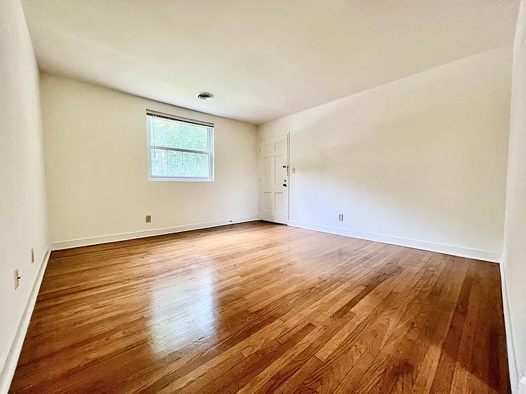 Lindley Park Manor — Photo 17