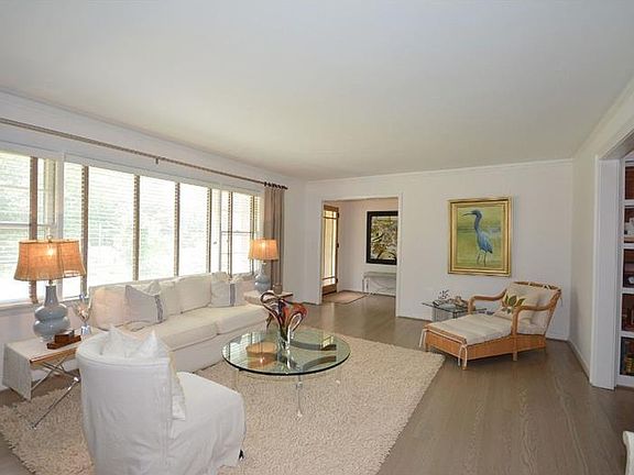 4th image of 2421 Hawthorne Dr