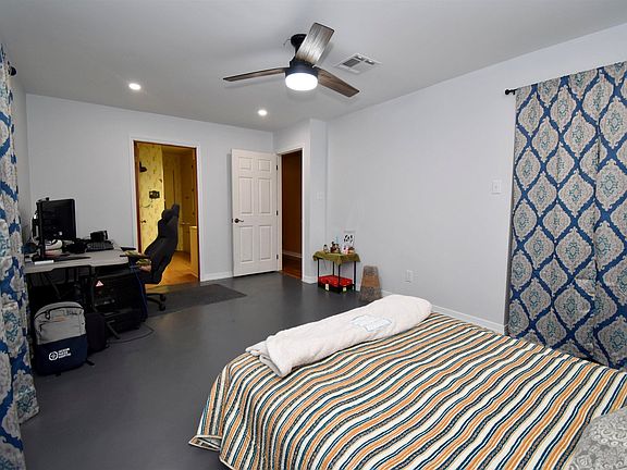 3rd image of 307 Shady Oaks Dr