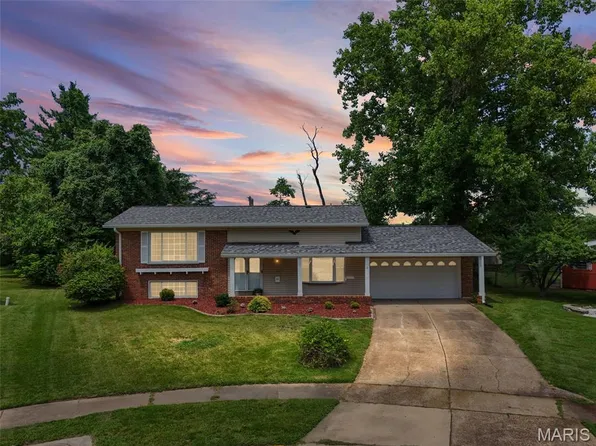 2255 Barcelona Dr, Florissant, MO 63033