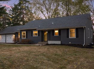 3542 Lowell St, Deephaven, MN 55391