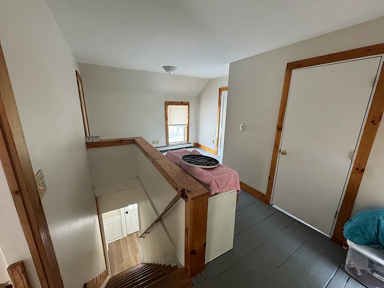Upstairs Hallway - Pic #1
