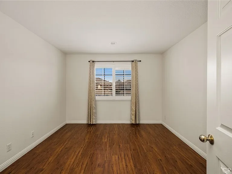 4867 Tremezzo Dr — Photo 40
