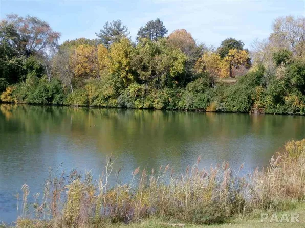 1925 N Lake Ct, Pekin, IL 61554