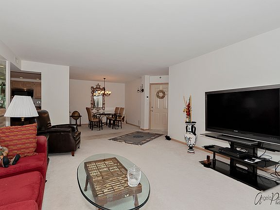 4th image of 440 E Montrose Ave APT 410