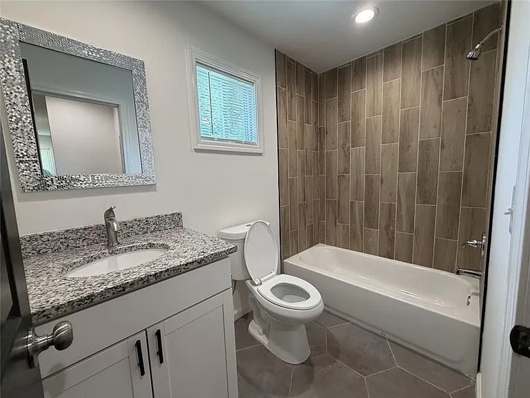315 E 17th St SW — Photo 15
