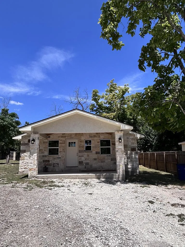 4 bed, 1.0 bath, 1013 sqft, $1,550 — Photo 2