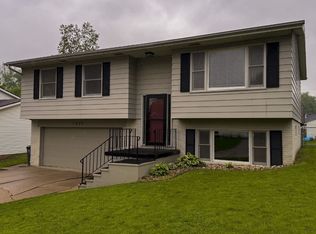 1626 S View Dr NW, Cedar Rapids, IA 52405