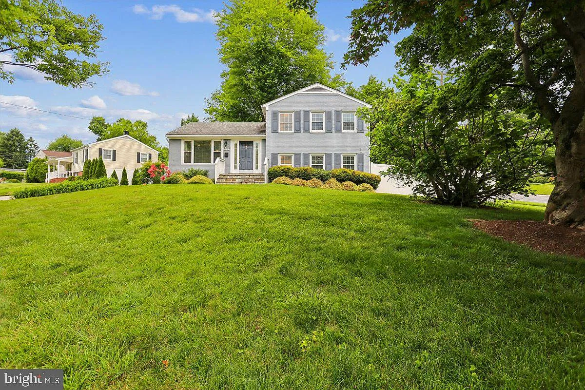 4 bed, 2.5 bath, 2128 sqft, $3,900 — Photo 2