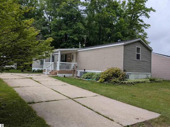 7610 Windoga Lake Dr, Weidman, MI 48893