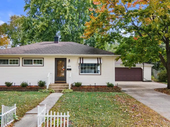 1513 North Bel Ayr DRIVE, Waukesha, WI 53188