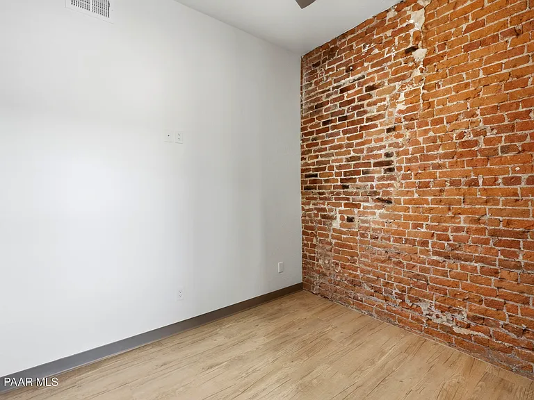 533 W Gurley St #1 — Photo 8