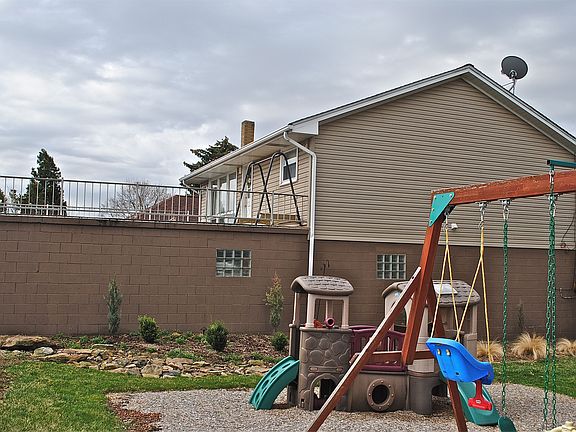 Side of 3 car garage & apart