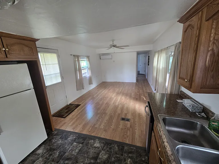 112 N Maple St — Photo 8