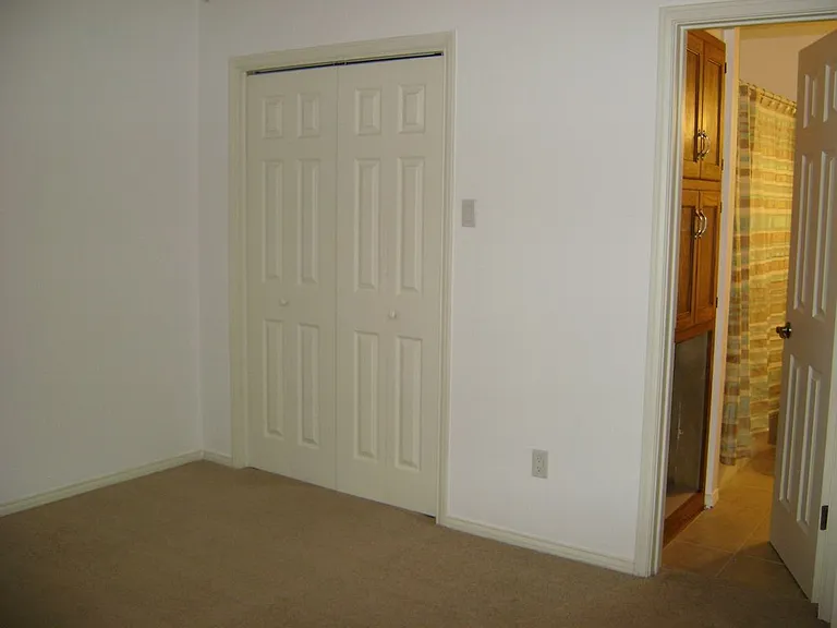 1714 Red Bud Ln — Photo 9
