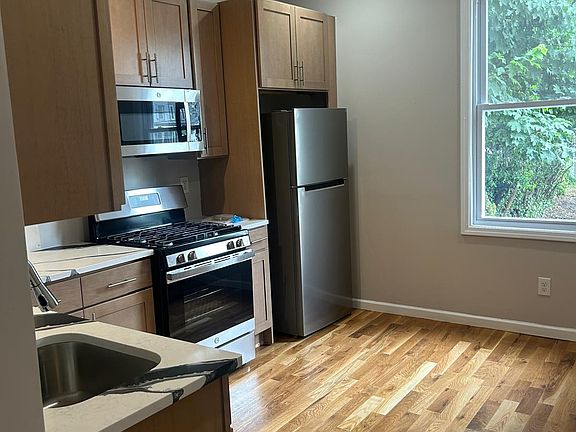 5th image of 18 Winfield Ave #1