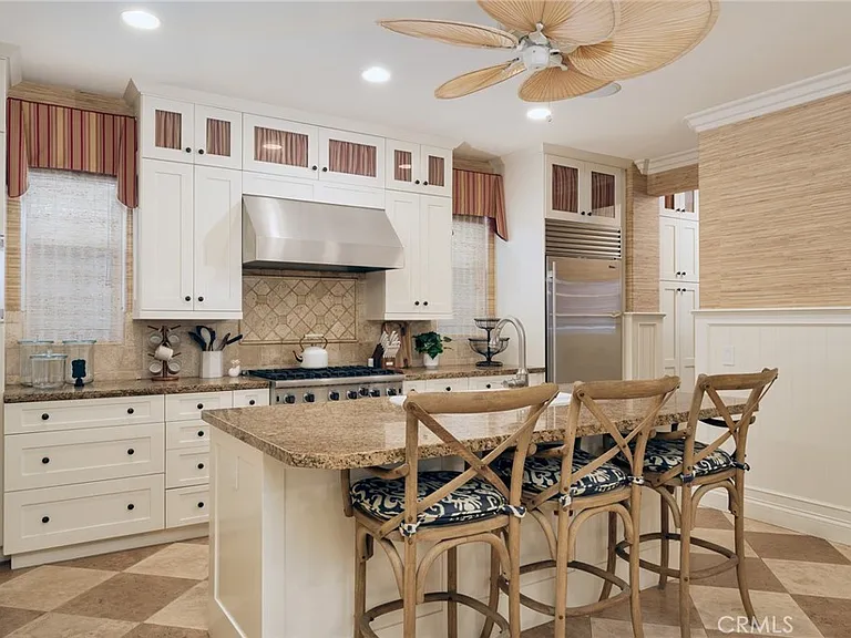 208 E Balboa Blvd — Photo 11