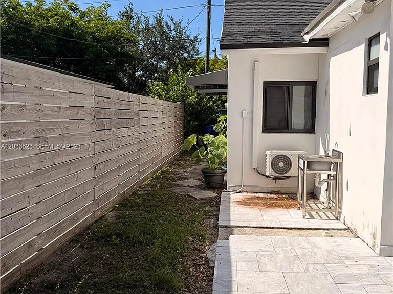 360 NW 40th St — Photo 28