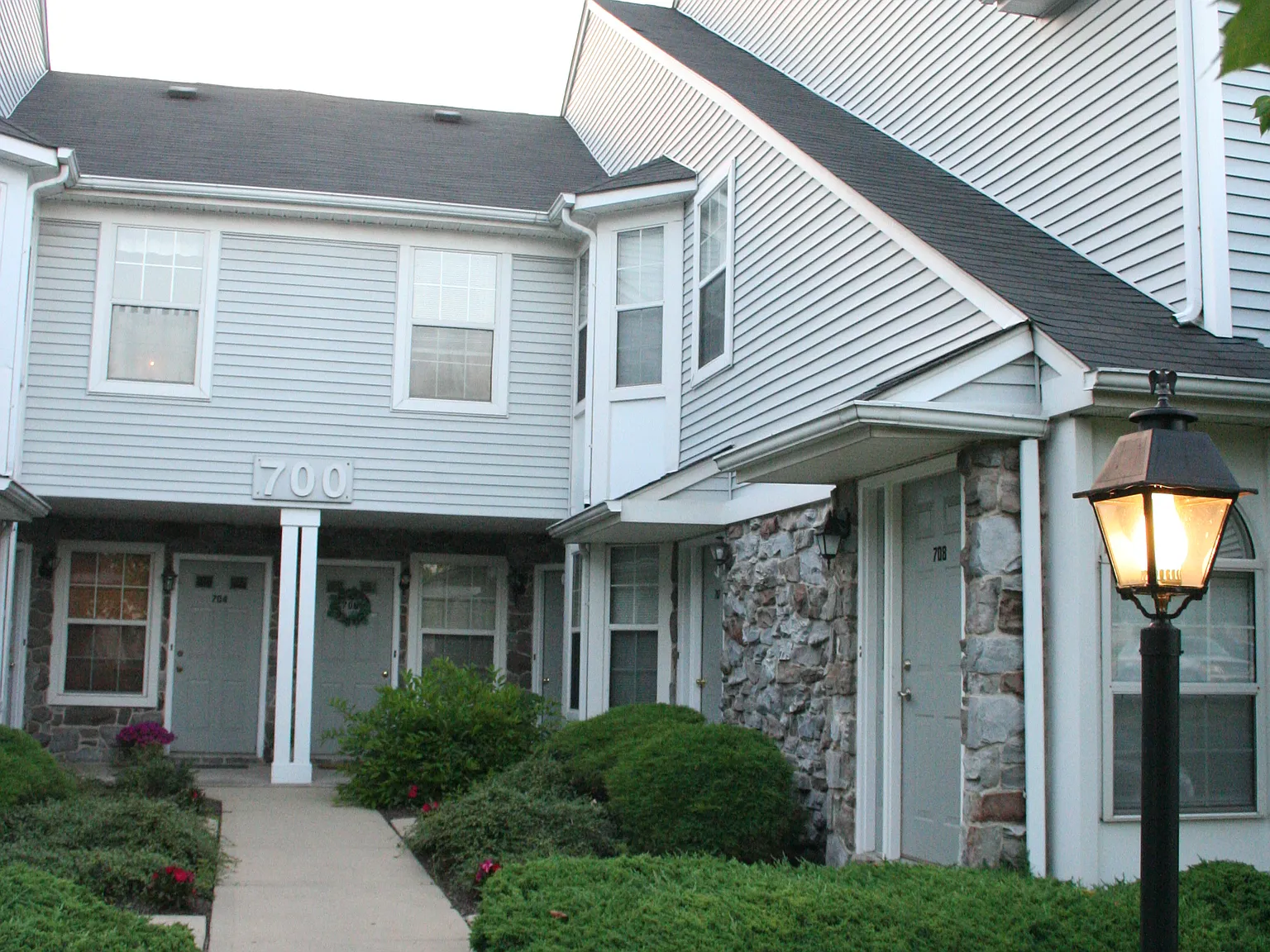 3 bed, 1250 sqft, $2,200 — Photo 1