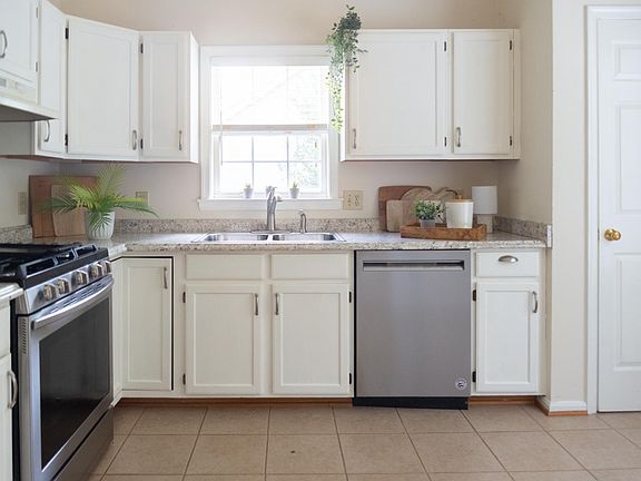 3rd image of 11009 Ascot Cir
