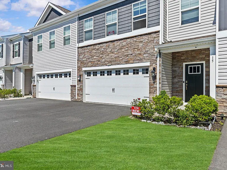 15 Morley Blvd — Photo 2