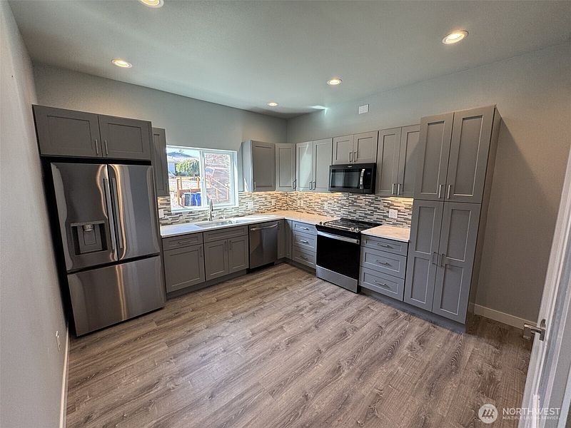 3rd image of 726 Reiten Road