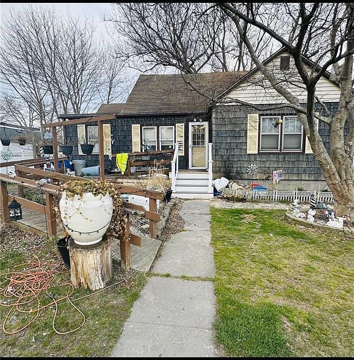 1st image of 17 Pine Tree Drive