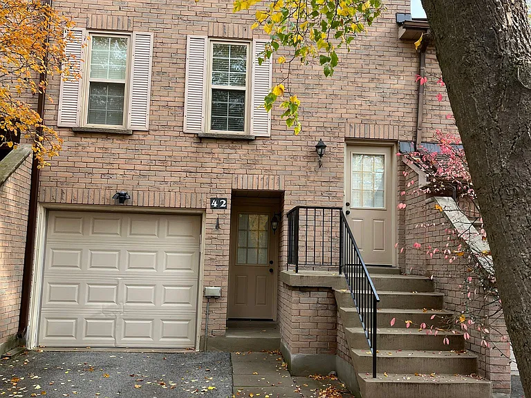 2272 Mowat Ave #42 — Photo 1