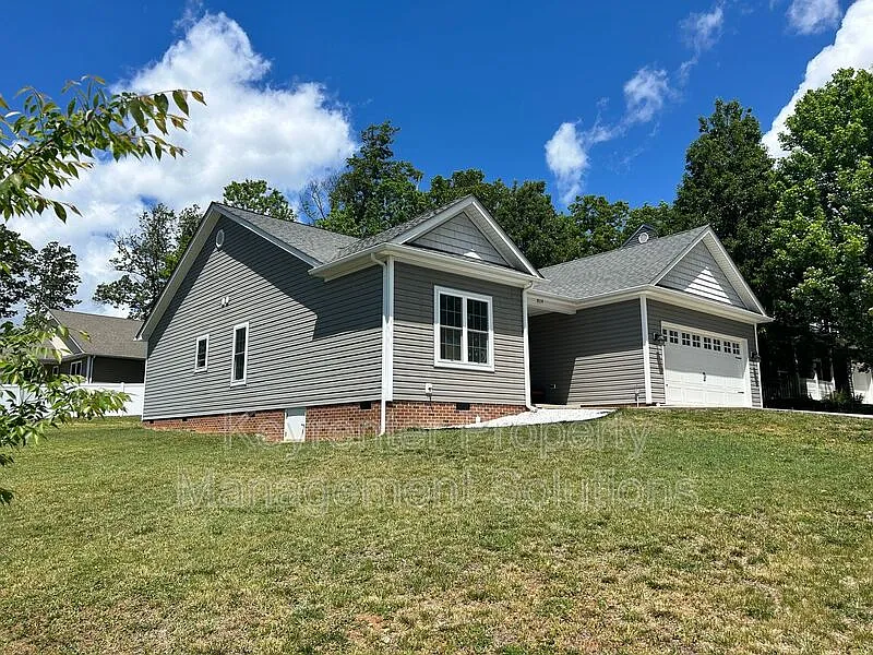 3 bed, 2.0 bath, 1782 sqft, $1,995 — Photo 2