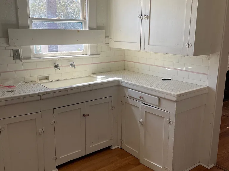 334 N Vine Ave — Photo 2
