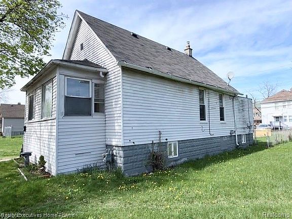 4th image of 57 Oak St