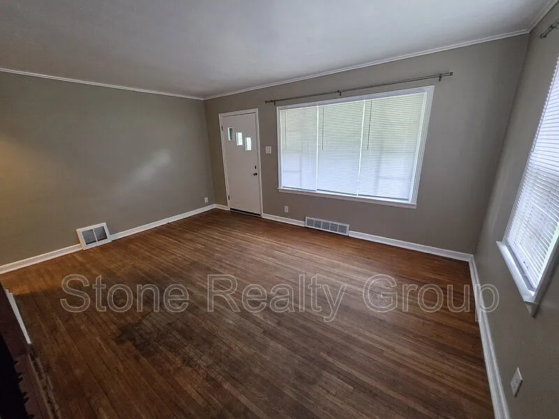 2 bed, 1.0 bath, $1,050 — Photo 2