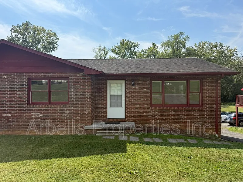 2 bed, 1.0 bath, 900 sqft, $1,225 — Photo 1