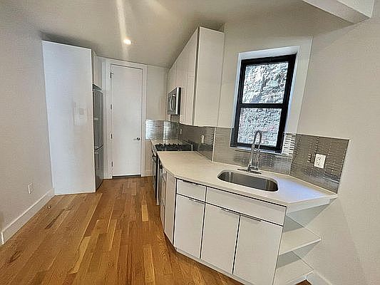 5th image of 211 Madison St APT 14