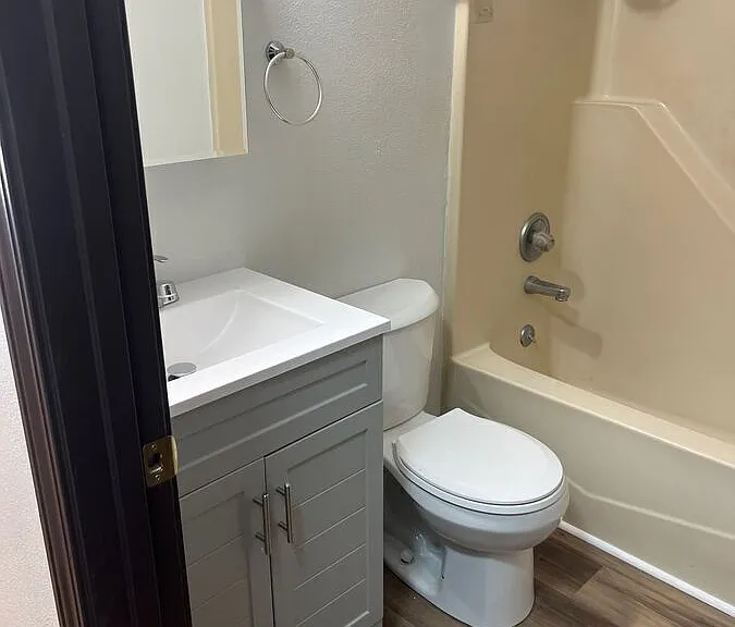 3 W Pheasantwood Dr #E — Photo 5