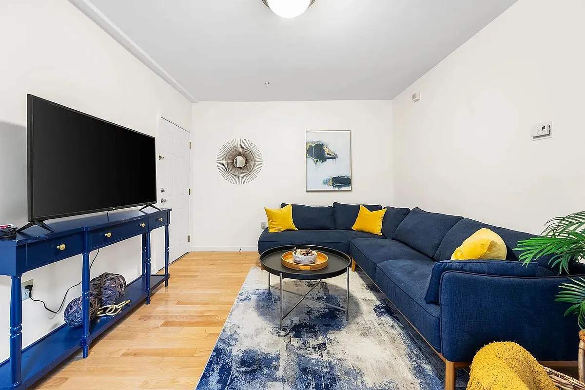 2 bed, 1.0 bath, 825 sqft, $2,800 — Photo 1