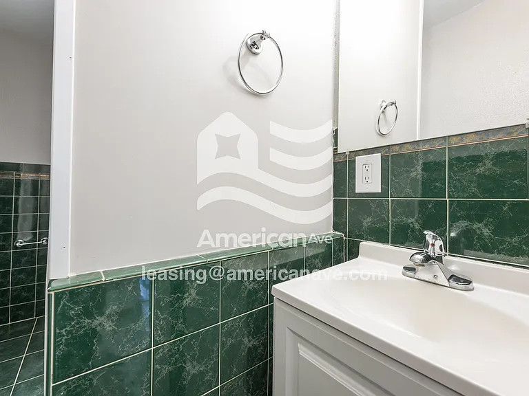 1289792_010_main_bathroom_10.jpg