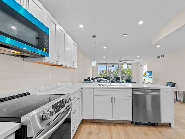 2901 S Palm Aire Dr #501 — Photo 12