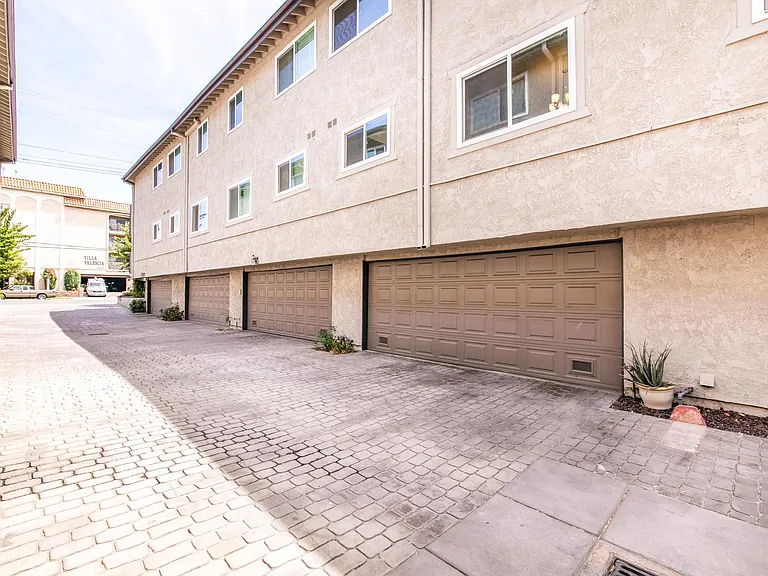 12416 Magnolia Blvd #9 — Photo 23