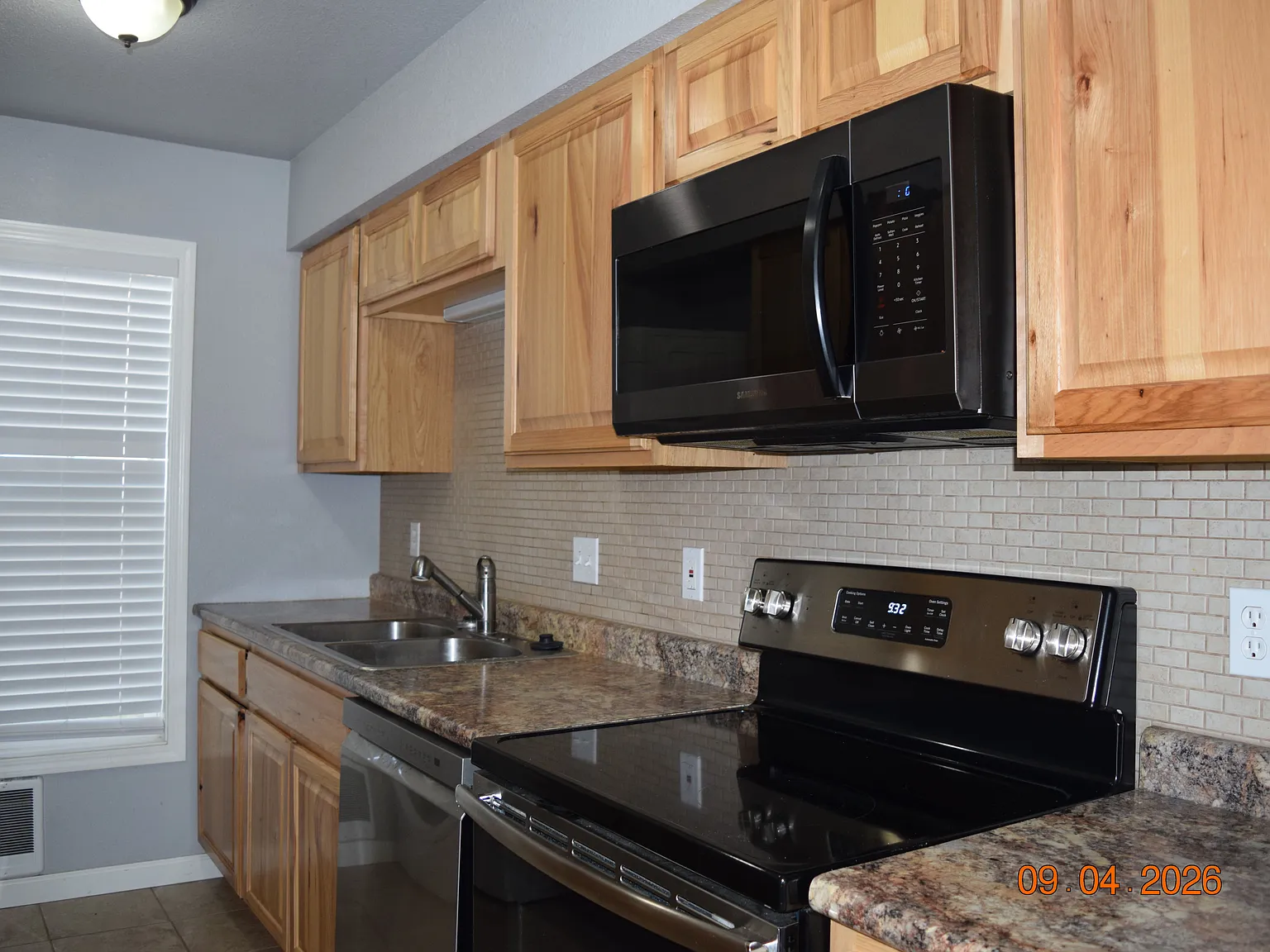 2 bed, 1.5 bath, 890 sqft, $1,100 — Photo 3